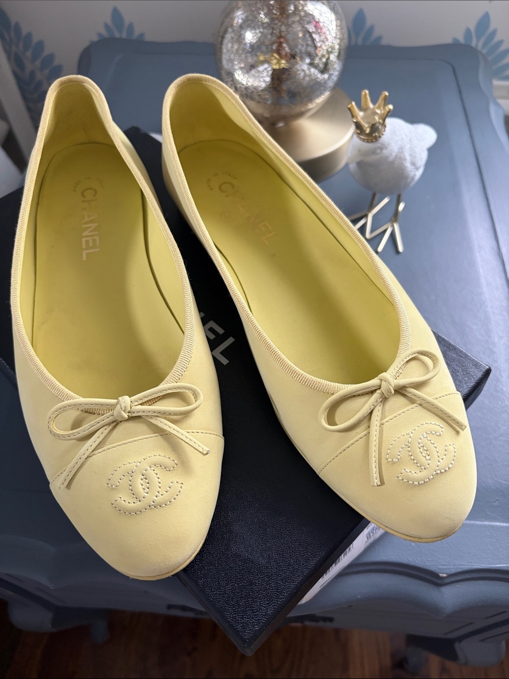 CHANEL Pale Yellow suede Ballet Flats with Bow and CC Logo size 40